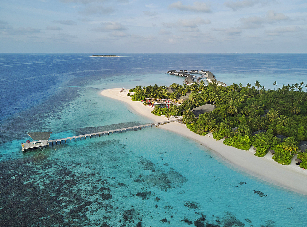 The shoreline and beach of a tropical paradise island in the Maldives: Havodda Island, Gaafu Dhaalu atoll, in the Maldives' far south, in the Indian Ocean.