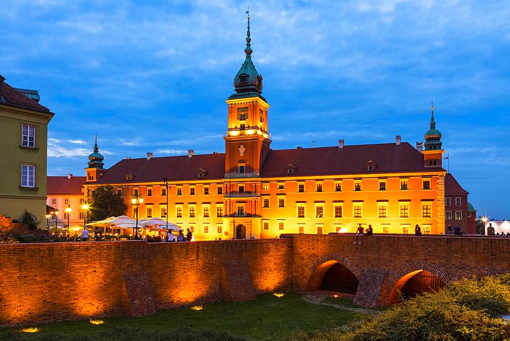 Royal Castle in Plac Zamkowy (Castle Square) at night, Old Town, UNESCO World Heritage Site, Warsaw, Poland, Europe