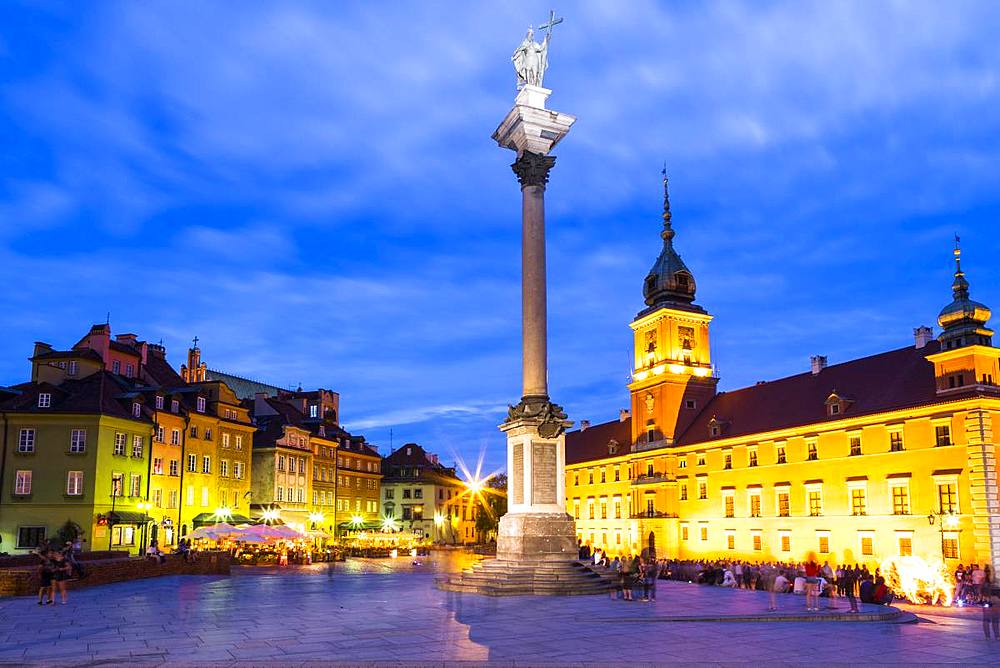 Royal Castle and Sigismund's Column in Plac Zamkowy (Castle Square) at night, Old Town, UNESCO World Heritage Site, Warsaw, Poland, Europe