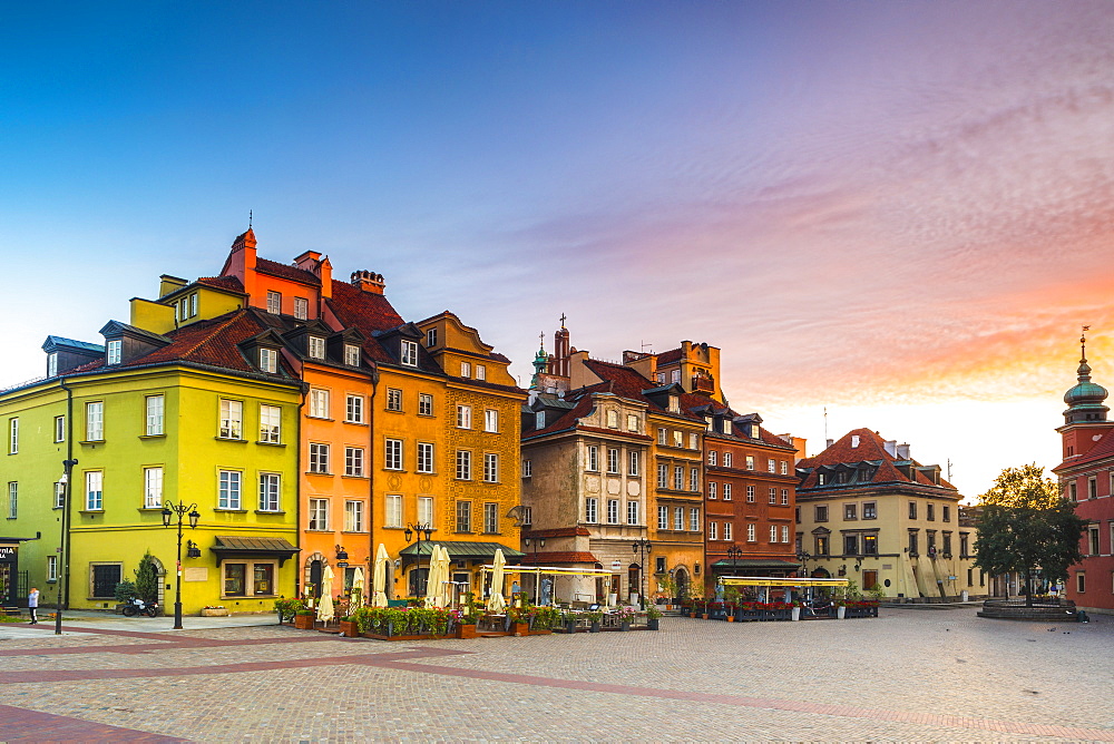 Buildings in Plac Zamkowy (Castle Square) at dawn, Old Town, Warsaw, Poland, Europe