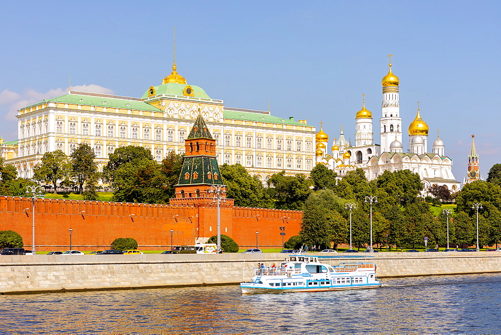 Moscow River and the Kremlin, UNESCO World Heritage Site, Moscow, Russia, Europe