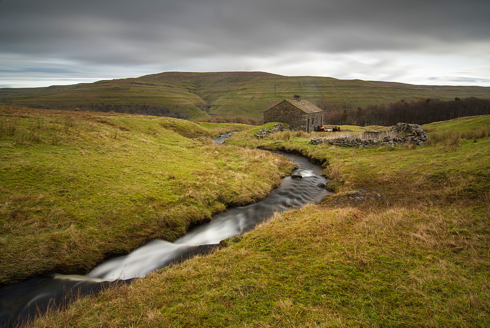 Old barn above Wharfedale, North Yorkshire, Yorkshire, England, United Kingdom, Europe