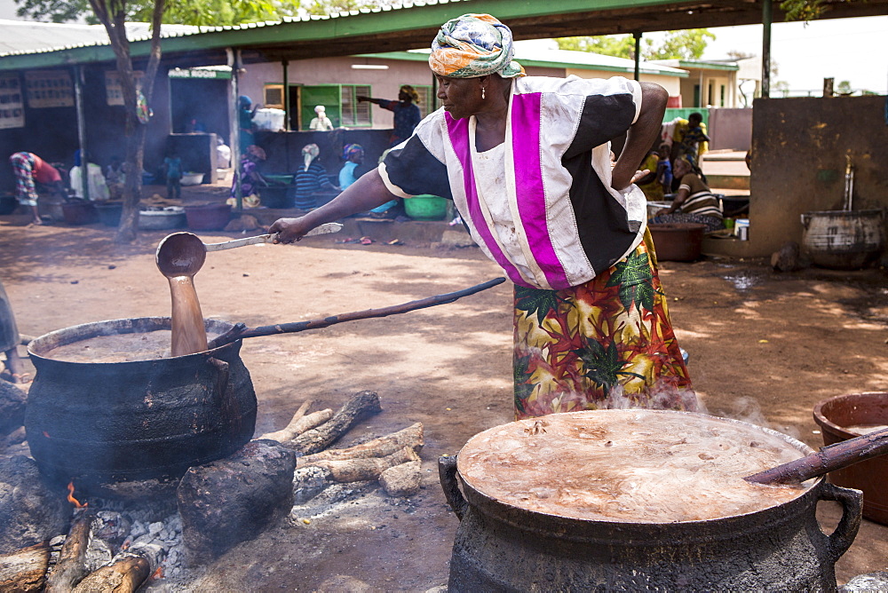 The women of Kasalagu Womens Cooperative making Organic Shea butter for Tama, Tamale, Northern Region, Ghana, West Africa, Africa