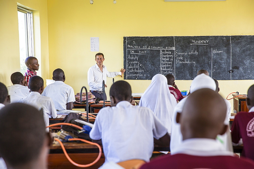 VSO volunteer Paul Jennings talks to students during a class taken with local teacher Rebecca Ngovano, Angaza school, Lindi, Tanzania, East Africa, Africa