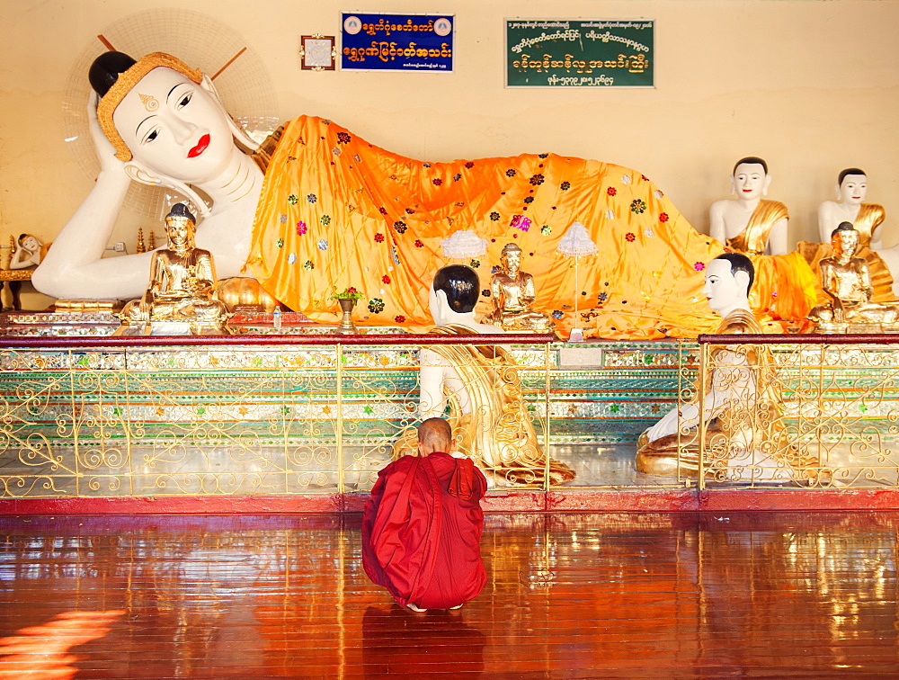 Shwedagon Pagoda, the most sacred Buddhist pagoda in Myanmar, Yangon (Rangoon), Myanmar (Burma), Asia