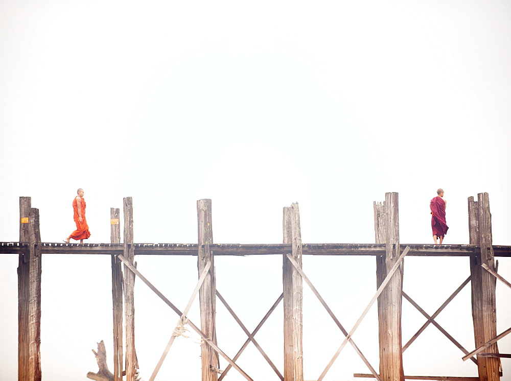 Monk crossing the U Bein Bridge, Taungthaman Lake, Amarapura near Mandalay, Myanmar (Burma), Asia