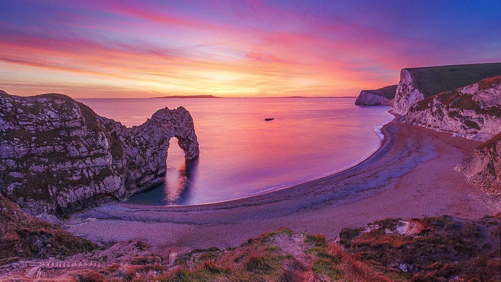 A stunning sunset over Durdle Door on the Jurassic Coast, UNESCO World Heritage Site, Dorset, England, United Kingdom, Europe