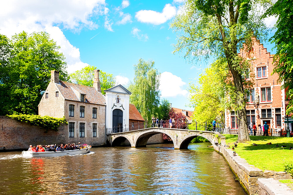 Wijngaard Bridge and the main entrance gate of the Begijnhof (Beguinage) of Bruges, UNESCO World Heritage Site, Brugge, Belgium, Europe