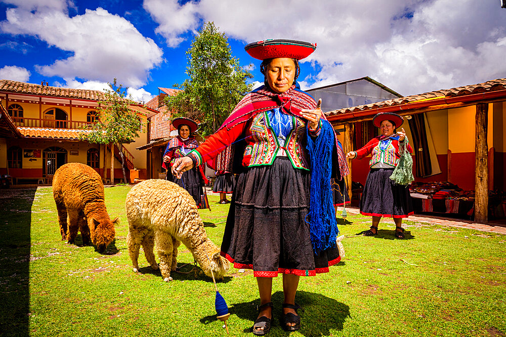 Quechua women of the Chincheros Community, Sacred Valley, Peru, South America