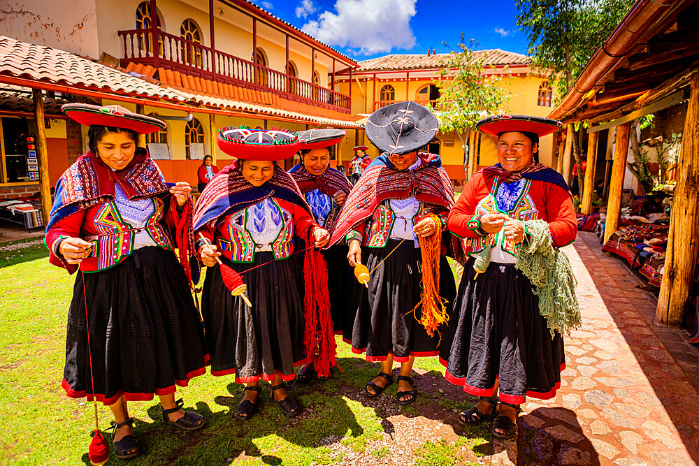 Quechua women of the Chincheros Community, Sacred Valley, Peru, South America