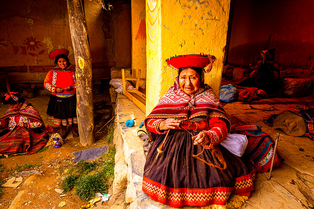 Quechua women of the Pitumarca Community, Sacred Valley, Peru, South America