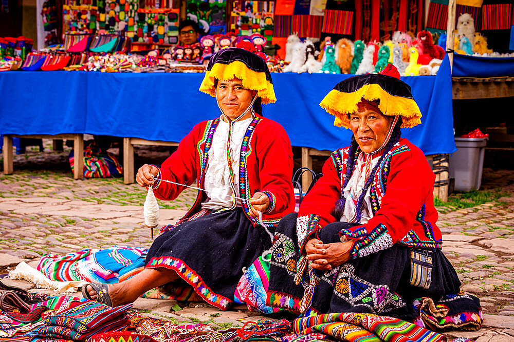 Quechua woman in the market of Pisac, Sacred Valley, Peru, South America