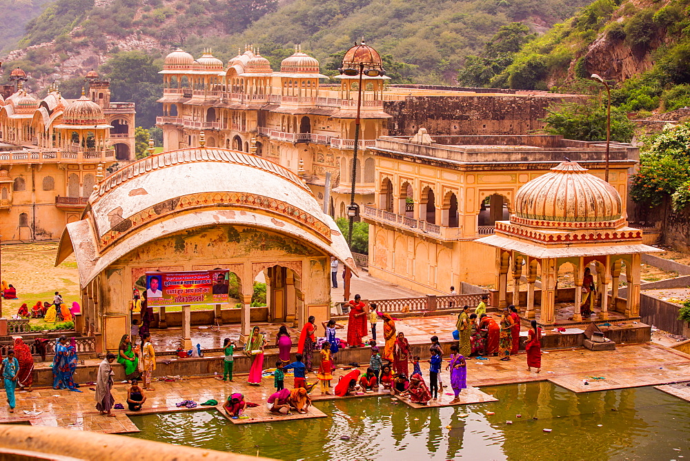 Women bathing in cistern, Jaipur, Rajasthan, India, Asia