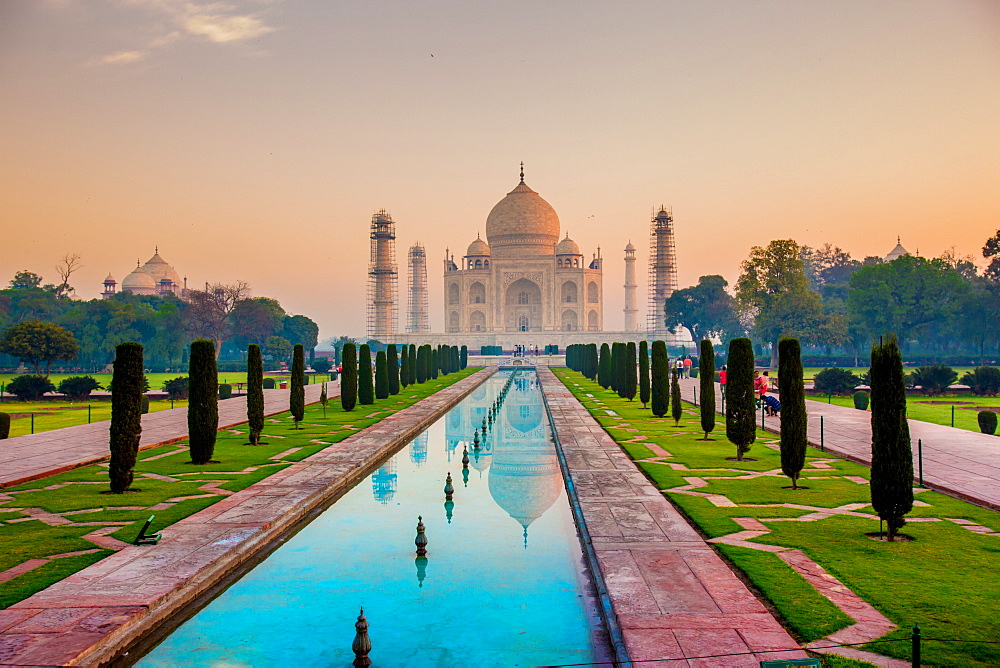 Sunrise at the Taj Mahal, UNESCO World Heritage Site, Agra, Uttar Pradesh, India, Asia