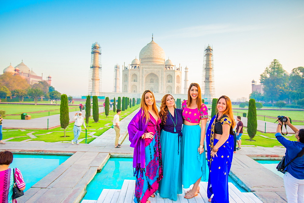 Tourists in saris standing in front of the Taj Mahal, UNESCO World Heritage Site, Agra, Uttar Pradesh, India, Asia