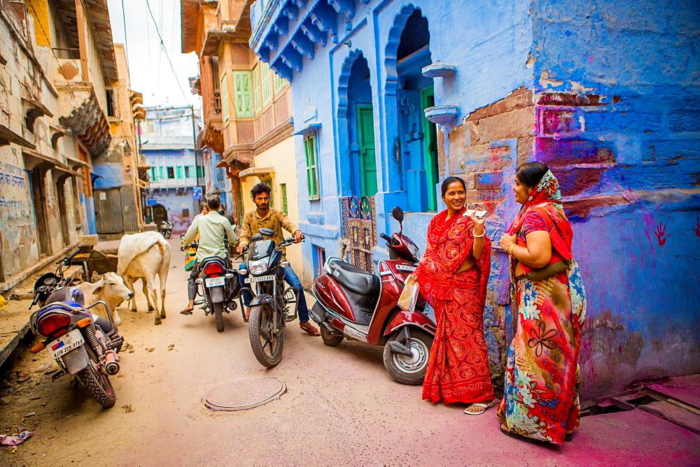 Typical street scene in the blue streets of Jodhpur, the Blue City, Rajasthan, India, Asia