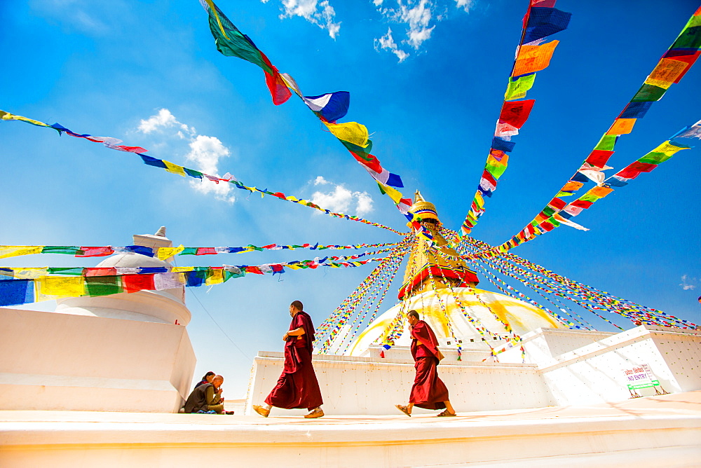 Buddhist monks walking around stupa at Bouddha (Boudhanath temple, UNESCO World Heritage Site, Kathmandu, Nepal, Asia