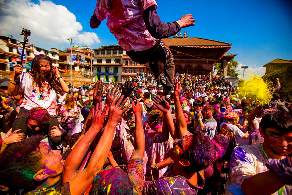 Crowd throwing pigment at the Holi Festival, Durbar Square, Kathmandu, Nepal, Asia