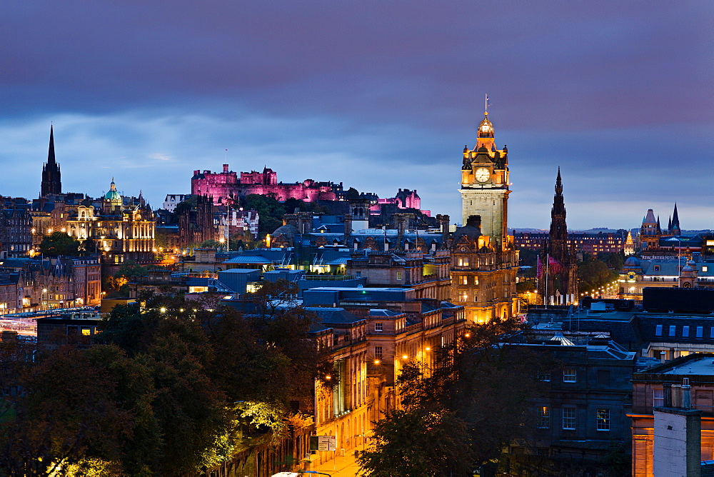 Edinburgh castle and the city buildings lit in twilight, Edinburgh, Lothian, Scotland, United Kingdom, Europe