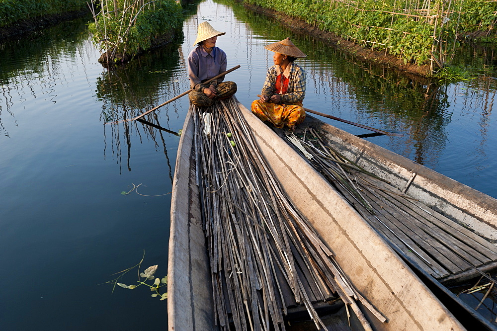 Women take a break while working in the floating gardens on Inle Lake, Shan State, Myanmar (Burma), Asia