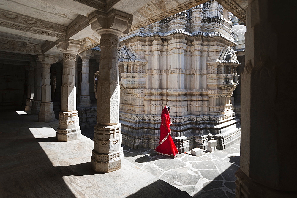 Ranakpur Jain temple where over 1444 marble pillars, carved in exquisite detail, support the temple, Ranakpur, Rajasthan, India, Asia