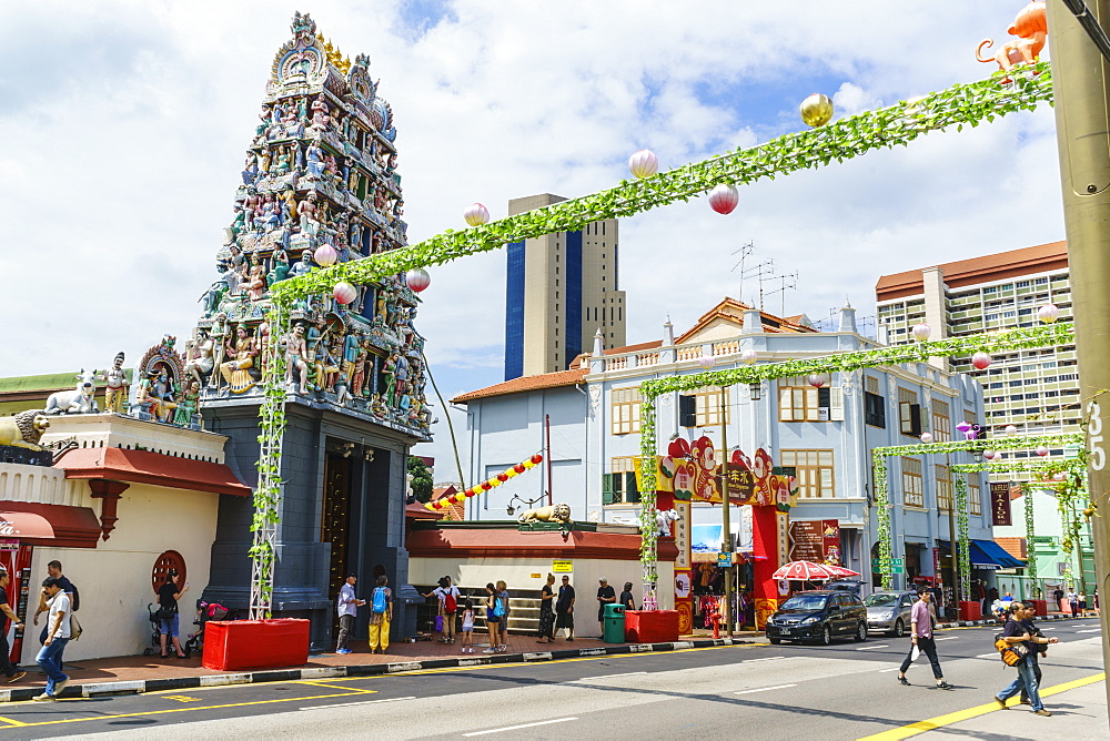 Sri Mariamman temple and Masjid Jamae (Chulia) mosque in South Bridge Road, Chinatown, Singapore, Southeast Asia, Asia