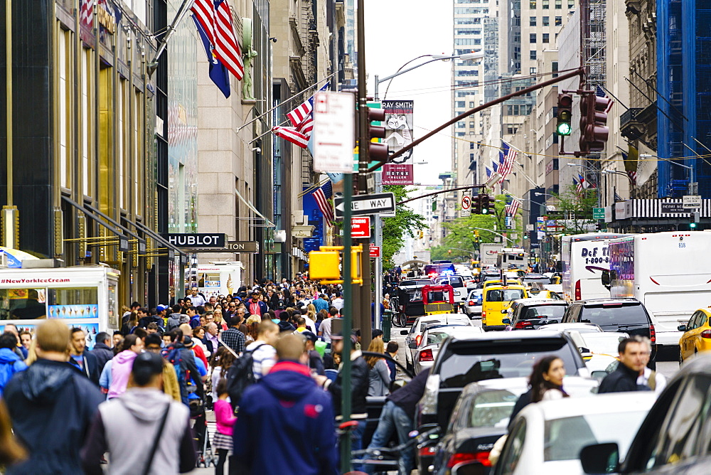 Crowds of shoppers on 5th Avenue, Manhattan, New York City, United States of America, North America