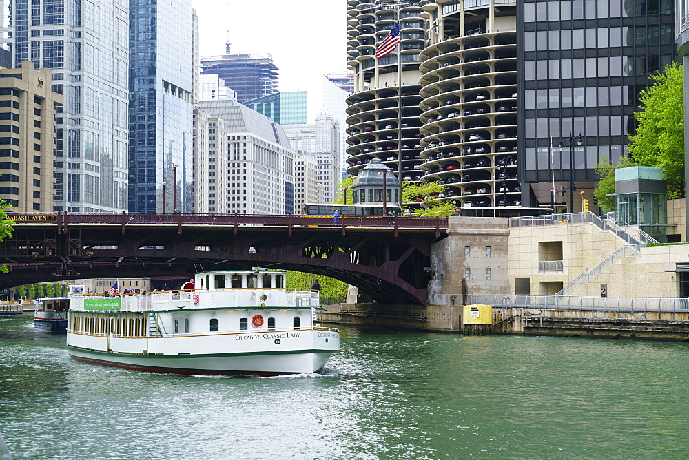 Sightseeing boat on the Chicago River, Chicago, Illinois, United States of America, North America