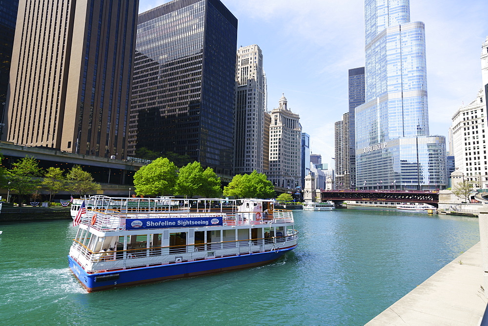 Sightseeing boat on the Chicago River, Chicago, Illinois, United States of America, North America