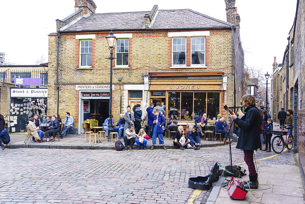 Busker entertains in Columbia Road area, a very popular Sunday market between Hoxton and Bethnal Green in East London, London, England, United Kingdom, Europe