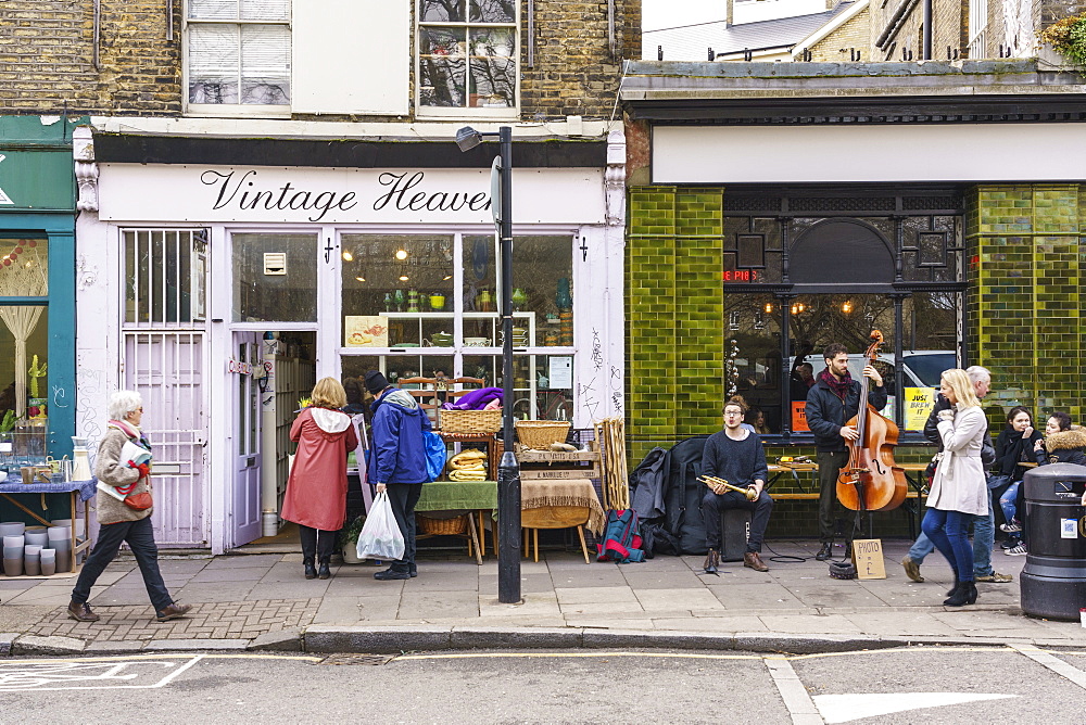 Buskers in Columbia Road, a very popular Sunday market between Hoxton and Bethnal Green in East London, London, England, United Kingdom, Europe