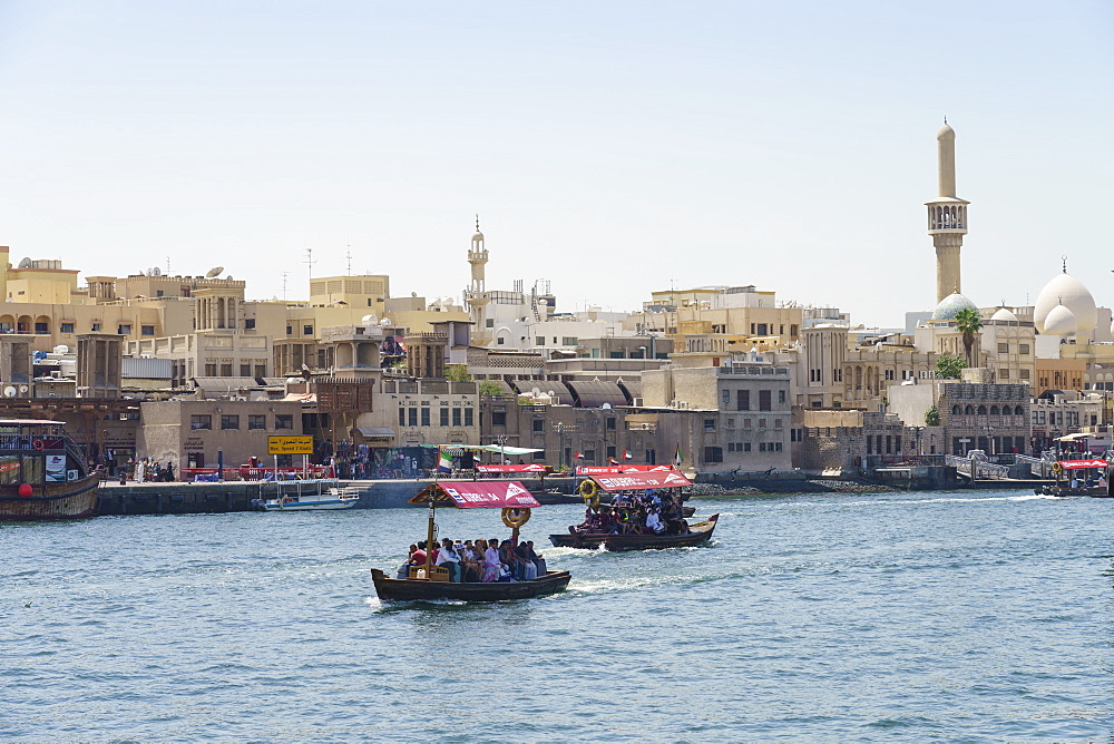 Abras, traditional water taxis crossing Dubai Creek between Deira and Bur Dubai, Dubai, United Arab Emirates, Middle East