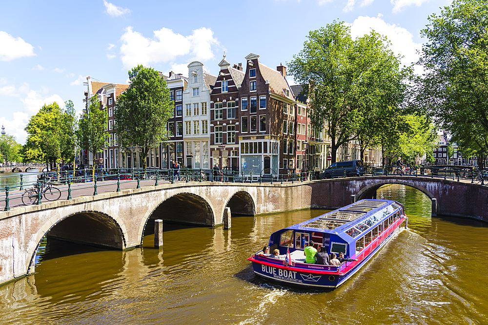 Tourist boat crossing Keisersgracht Canal, Amsterdam, North Holland, The Netherlands, Europe