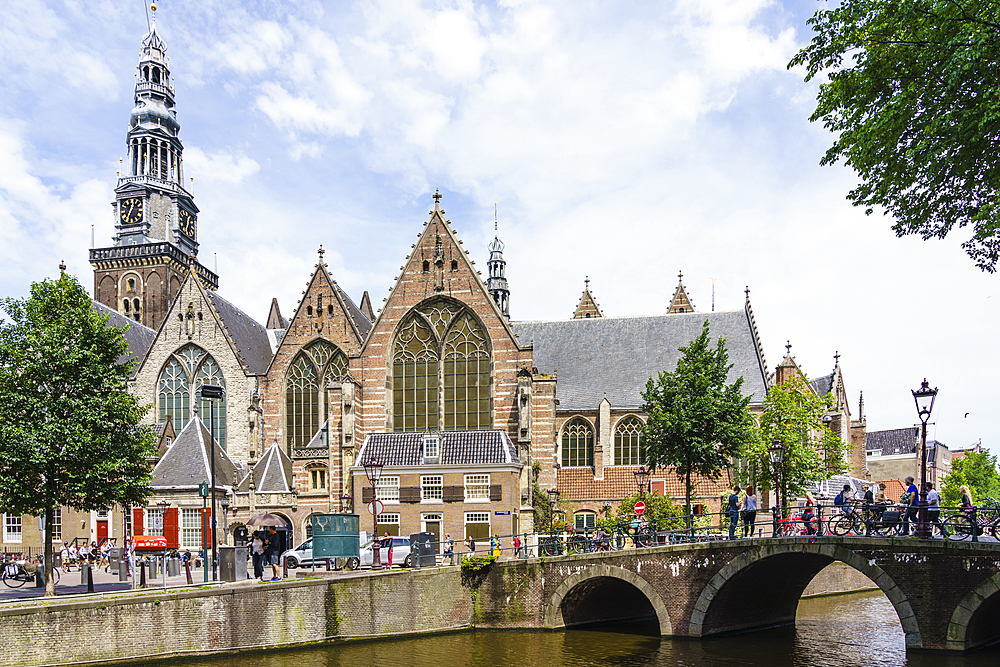 Oude Kerk (Old Church), the oldest building oin the city dates from 1306, Amsterdam, North Holland, The Netherlands, Europe