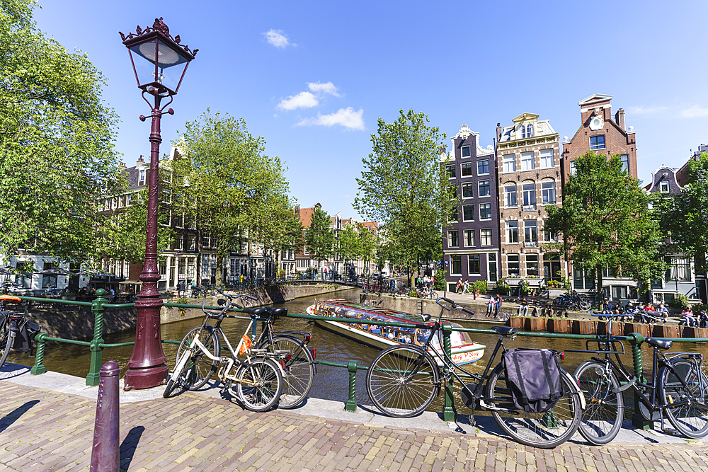 Tourist boat on Brouwersgracht canal, Amsterdam, North Holland, The Netherlands, Europe