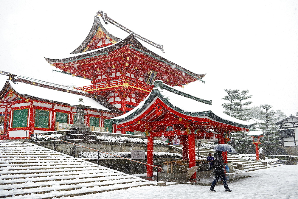 Heavy snow on Fushimi Inari Shrine, Kyoto, Japan, Asia