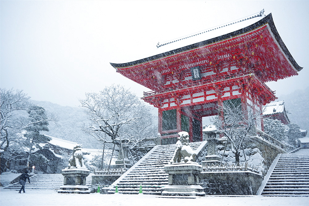 Entrance gate of Kiyomizu-dera Temple during snow storm, UNESCO World Heritage Site, Kyoto, Japan, Asia