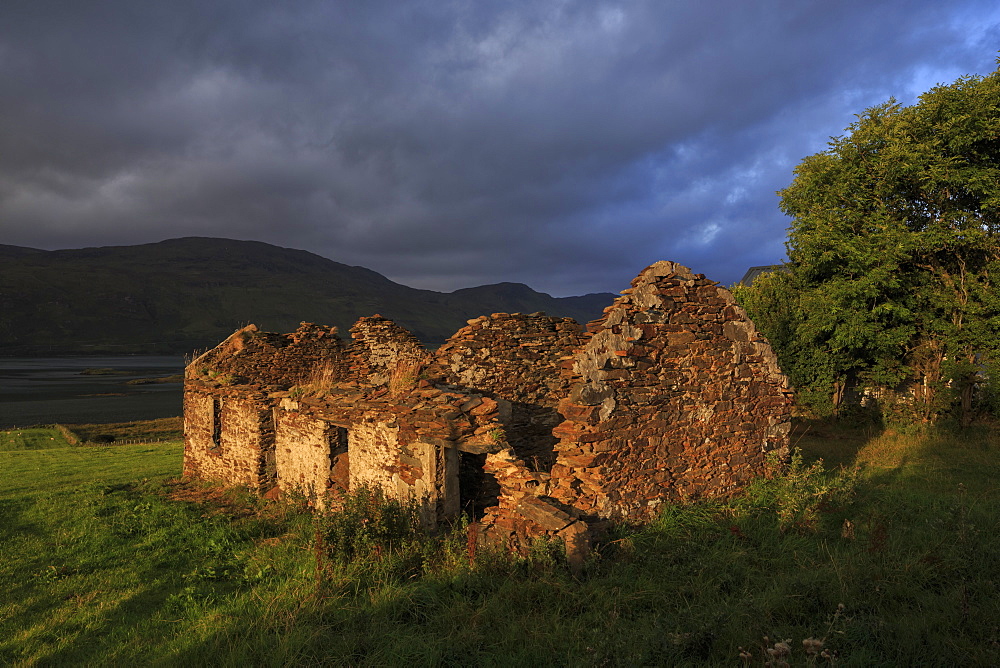 Cottage ruin, Loughros, Ardara, County Donegal, Ulster, Republic of Ireland, Europe