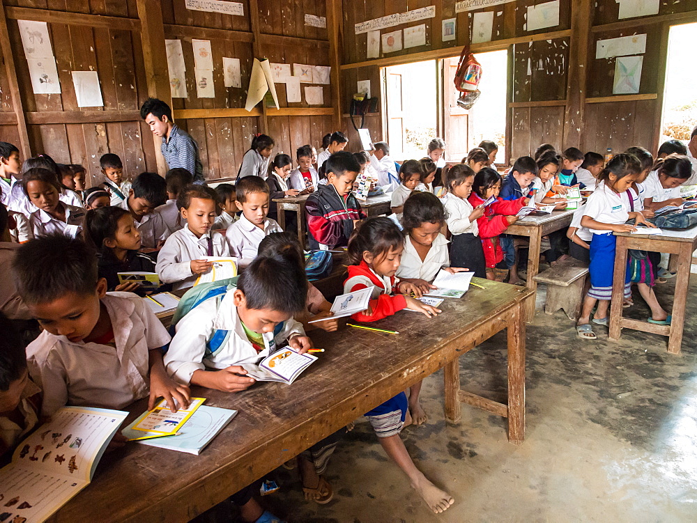 Primary school classroom full of students, Houy Mieng village, Laos, Indochina, Southeast Asia, Asia