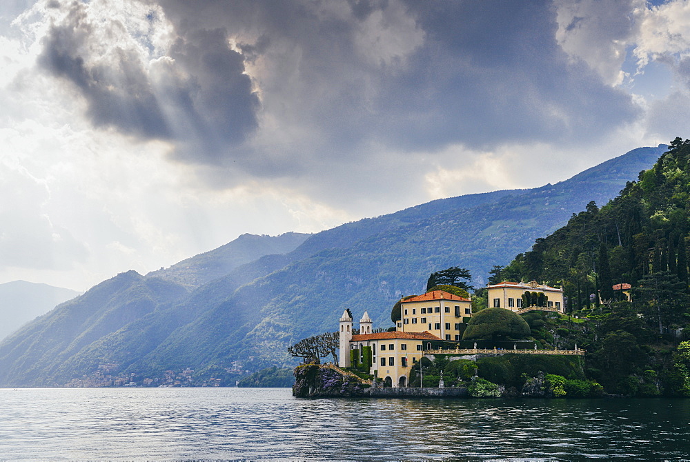 Beautiful Italian villa on waterfront of Lake Como, Lombardy, Italian Lakes, Italy, Europe