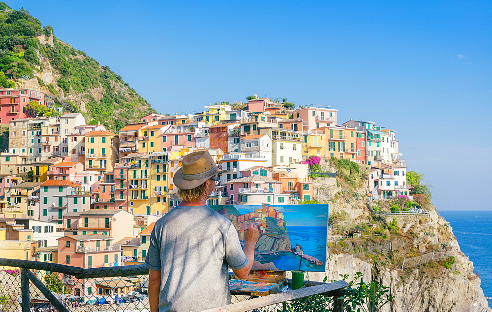 A painter at Manarola, Cinque Terre, UNESCO World Heritage Site, Liguria, Italian Riviera, Italy, Europe