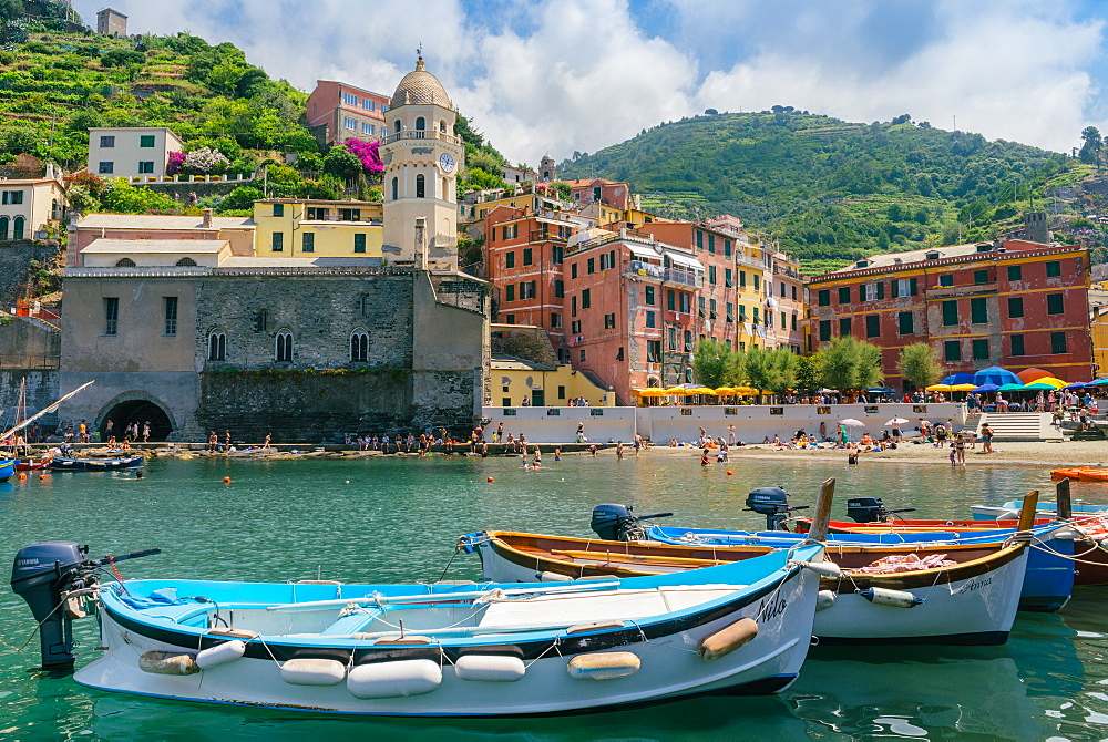 Harbour at Vernazza, Cinque Terre, UNESCO World Heritage Site, Liguria, Italian Riviera, Italy, Europe