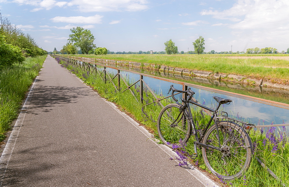 A bike on the rail of the Naviglio Pavense canal which links Milan to Pavia which has been transformed into a cycling path, Lombardy, Italy, Europe