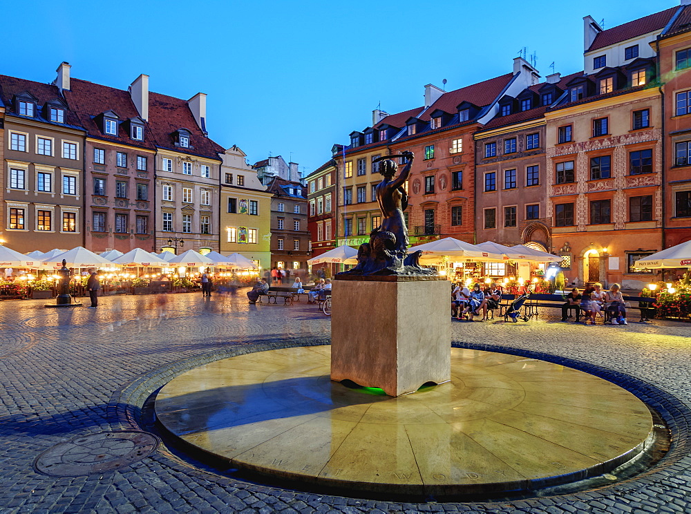 Old Town Market Place and the Warsaw Mermaid at twilight, Warsaw, Masovian Voivodeship, Poland, Europe