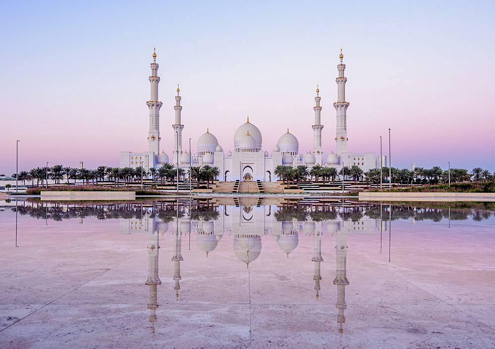 Sheikh Zayed bin Sultan Al Nahyan Grand Mosque at dawn, Abu Dhabi, United Arab Emirates, Middle East