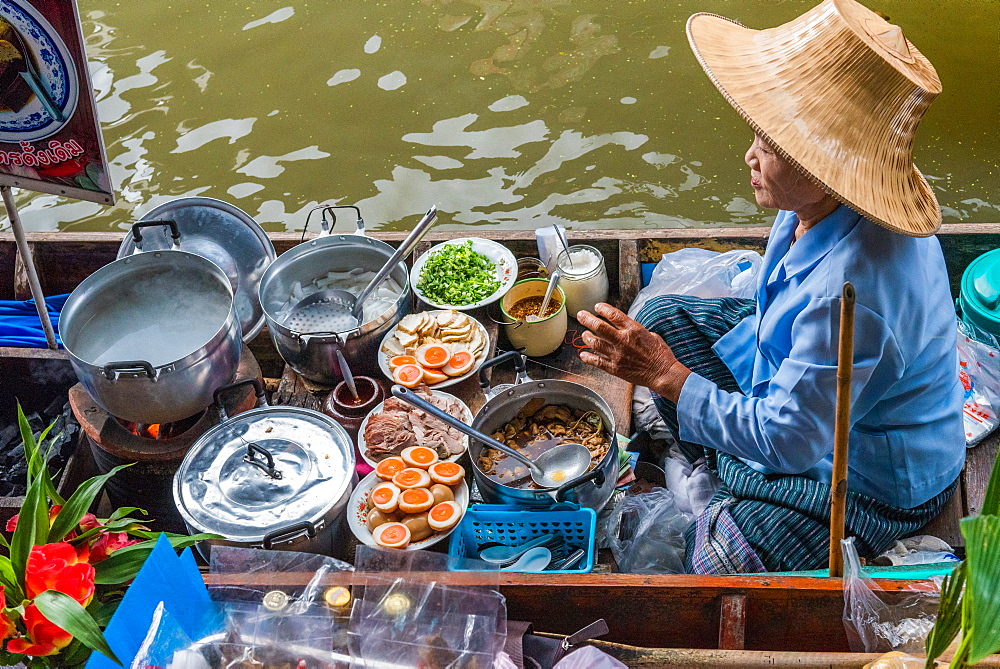 Riverside cooking at the Damnoen Saduak Floating River Market, Bangkok, Thailand, Southeast Asia, Asia