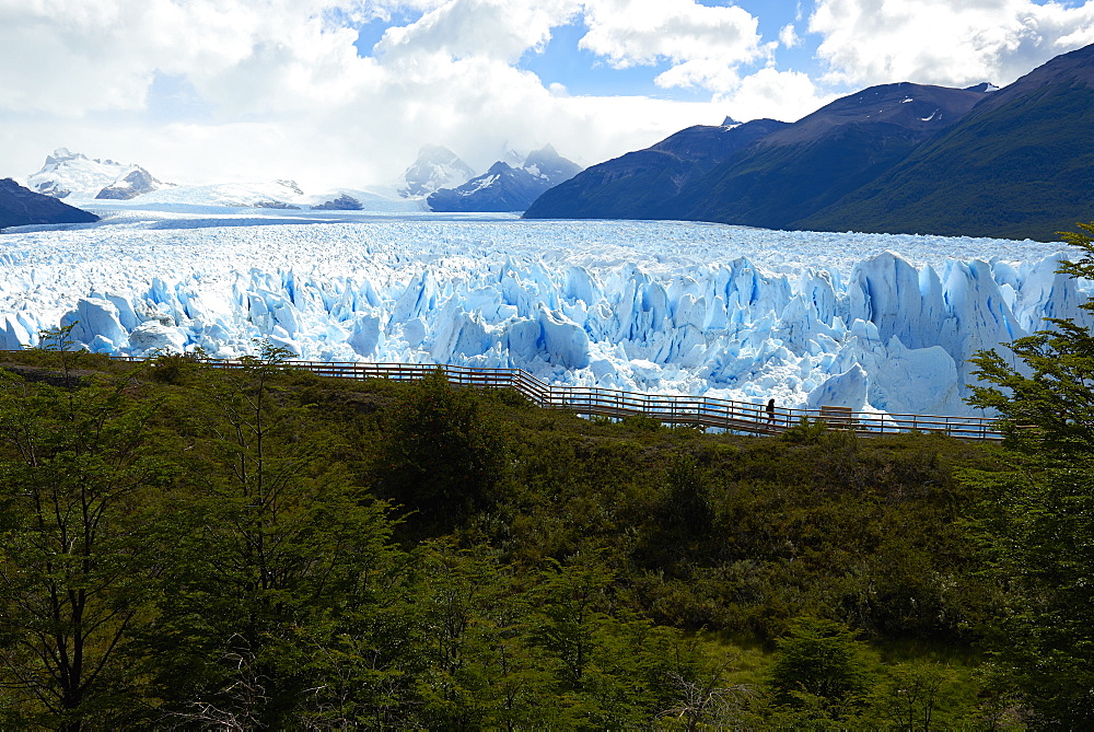 Silhouette of a visitors walking the passageway at Perito Moreno Glaciar in Parque Nacional de los Glaciares, UNESCO World Heritage Site, Patagonia, Argentina, South America