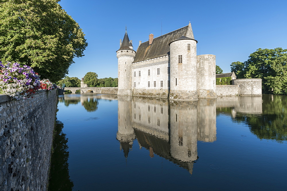 Castle and its moat, Sully-sur-Loire, UNESCO World Heritage Site, Loiret, Centre, France, Europe