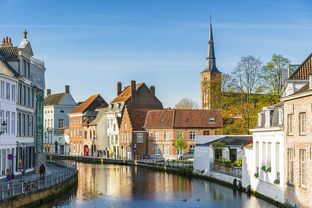 Houses on water canal, Bruges, West Flanders province, Flemish region, Belgium, Europe