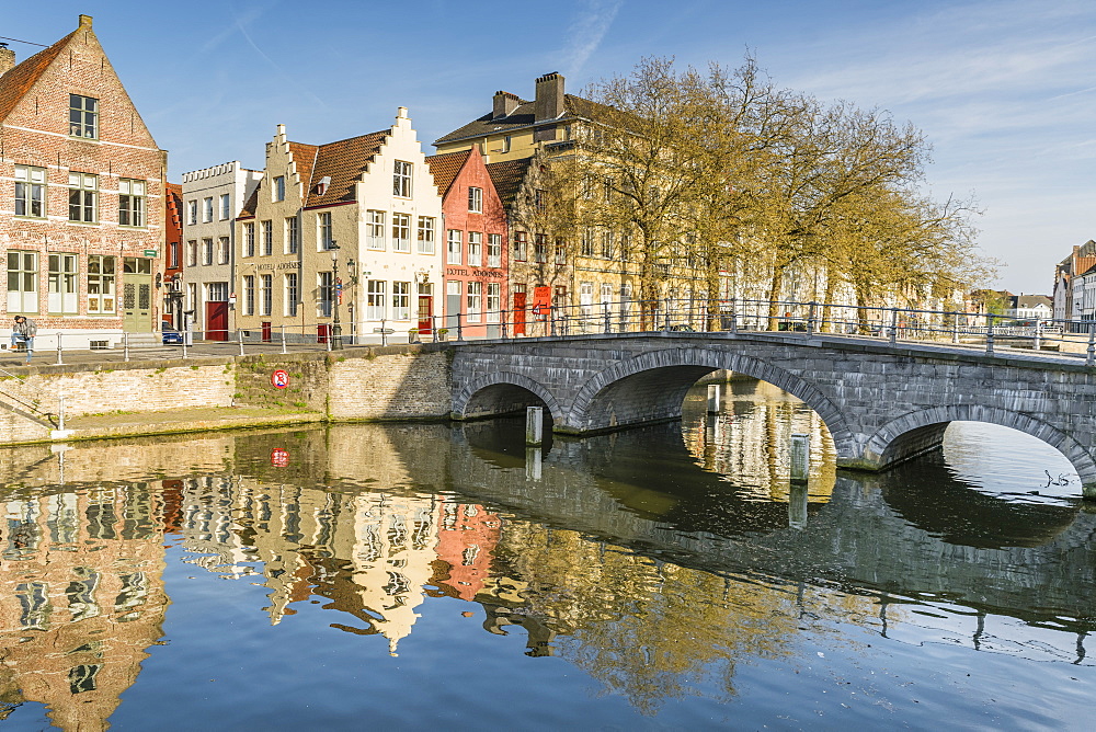 Bridge and houses on the Langerei cana,. Bruges, West Flanders province, Flemish region, Belgium, Europe